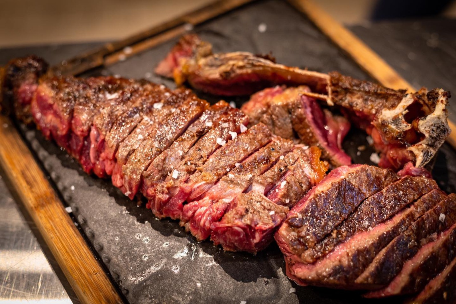 Khorovats: brochetas marinadas asadas sobre carbón en SOHO Fire & Grill