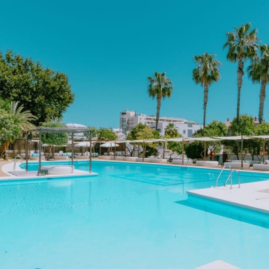 SOHO Pool Club de día, piscina y hamacas al sol en Torremolinos