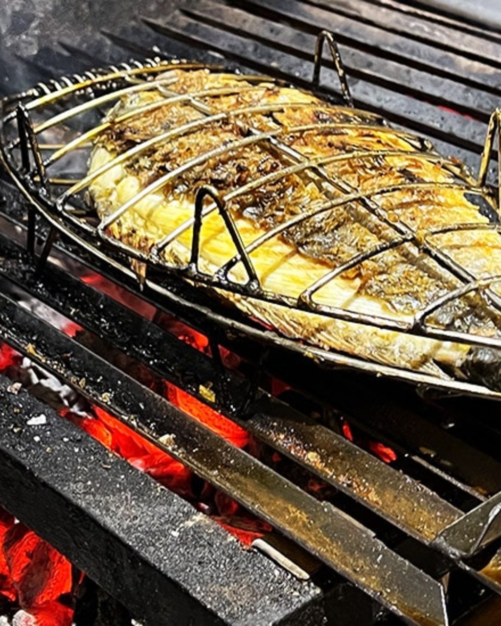 Pescado y gambas del Mediterráneo cocinados sobre carbón