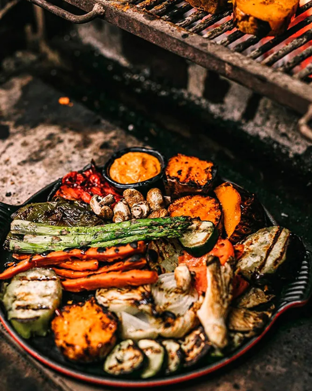 Verduras de temporada asadas directamente sobre las brasas